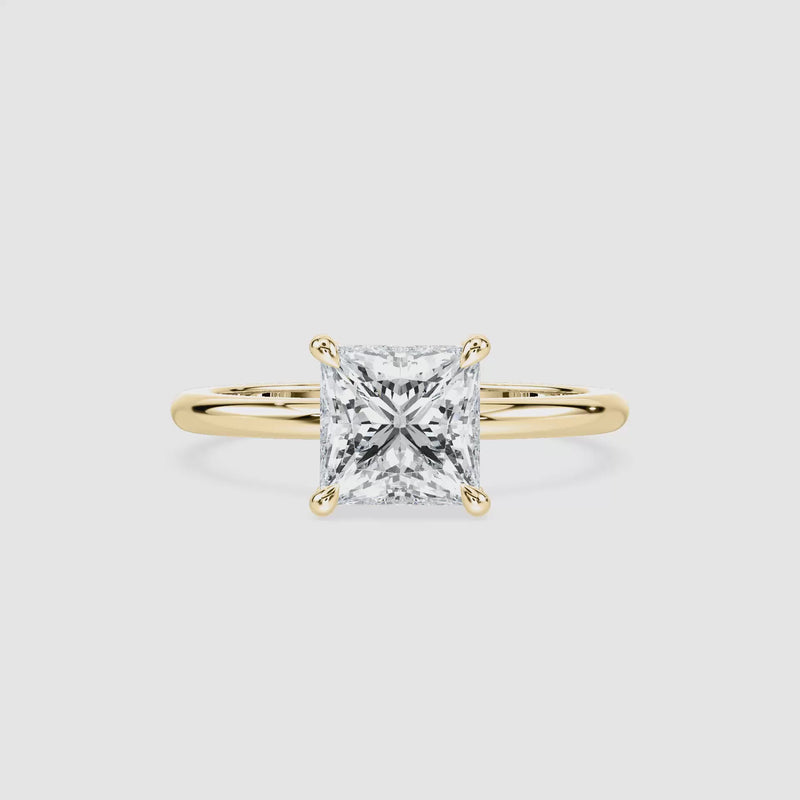 Maggie Solitaire Verlobungsring – Prinzessschliff – Gelbgold – Video