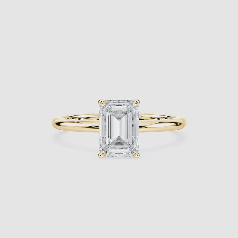 Maggie Solitaire Verlobungsring – Smaragdschliff – Gelbgold – Video