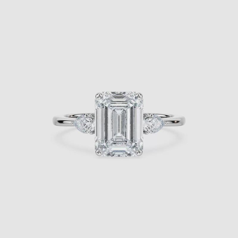Daphne Drei-Stein Verlobungsring – Smaragdschliff – Weißgold – Video