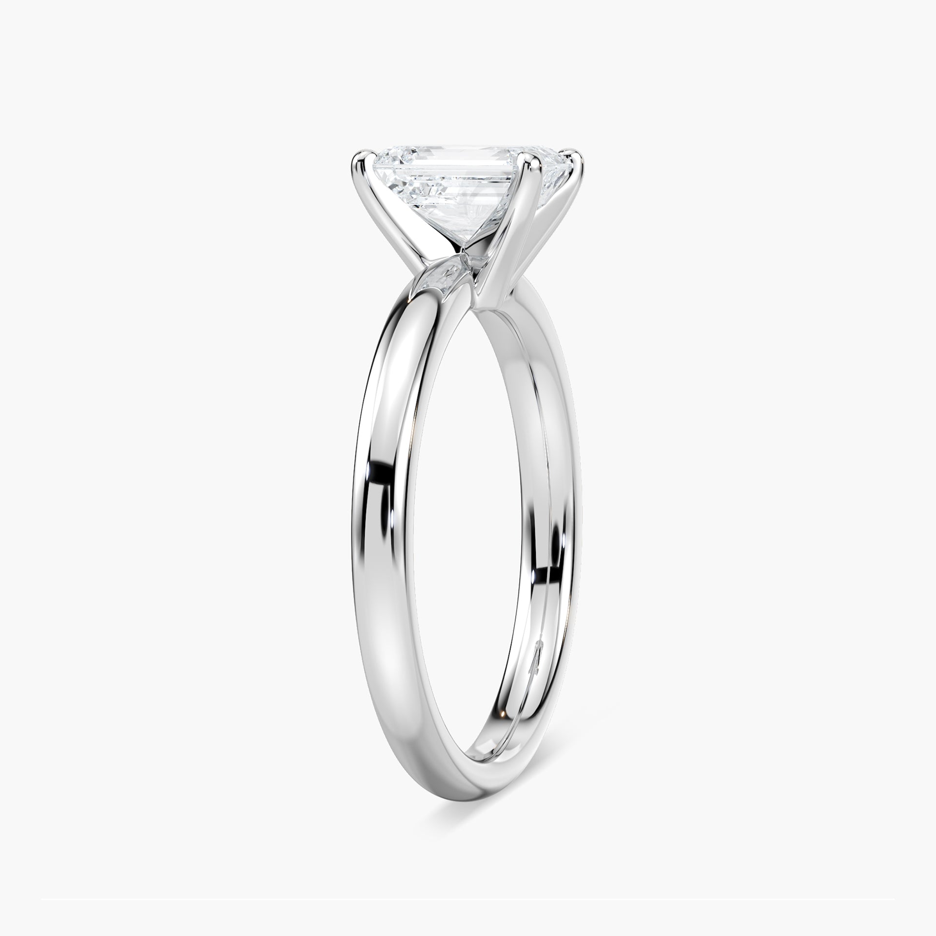 Lauren Solitaire Verlobungsring Smaragdschliff Seitenansicht – Lovea