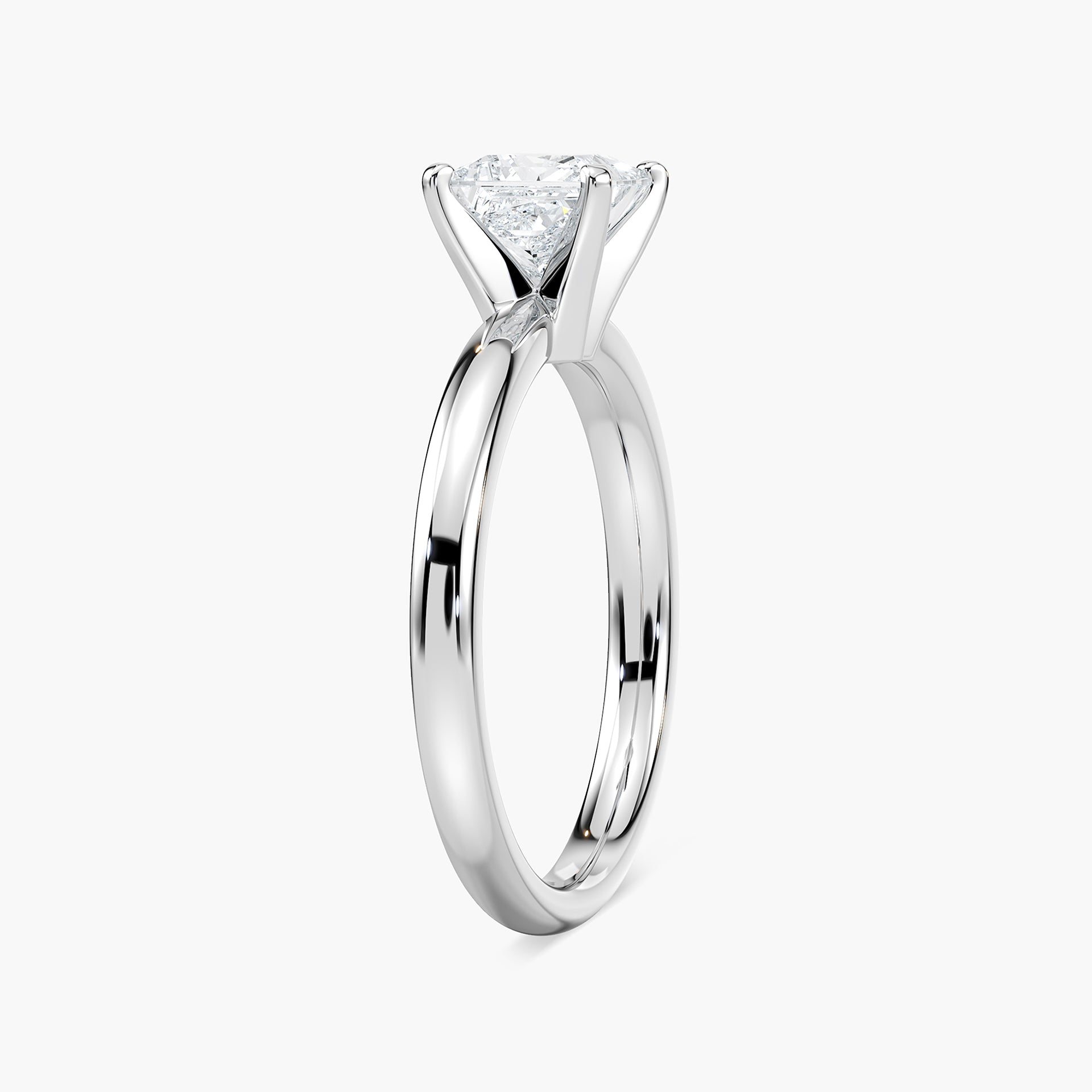 Lauren Solitaire Verlobungsring Prinzessschliff Seitenansicht – Lovea